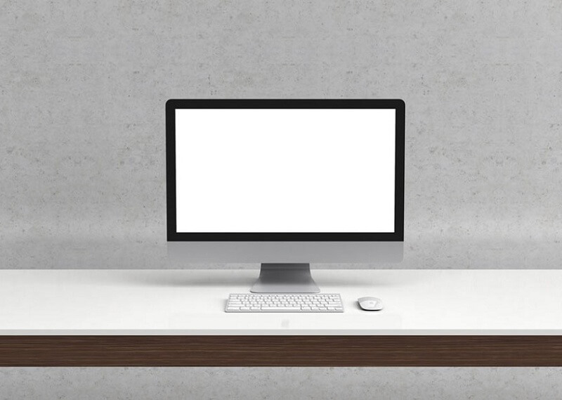 Minimal iMac on Desk